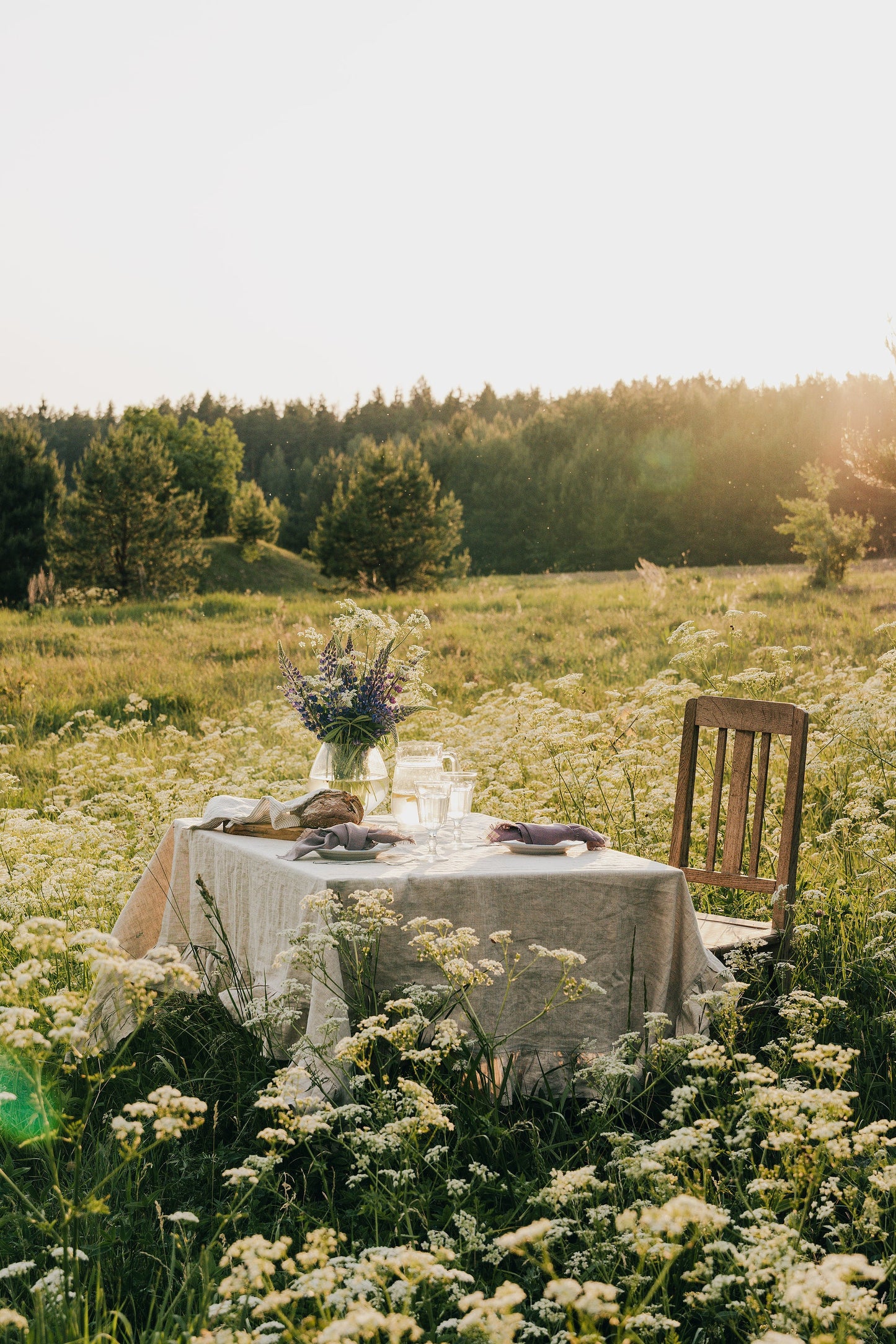 Luonnonvaalea pellavapöytäliina röyhelöillä - paljon eri kokoja
