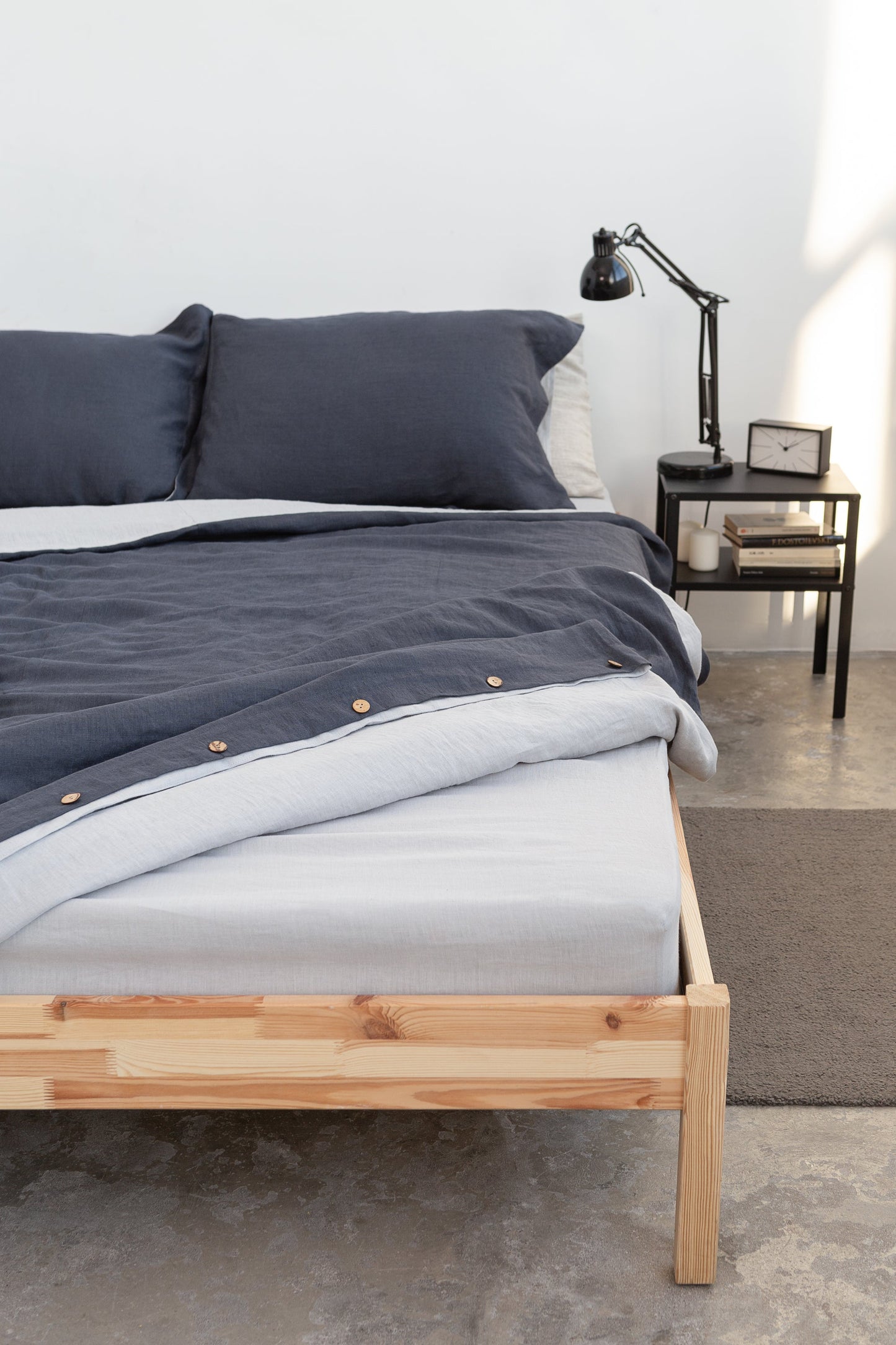 Valkoinen pellavainen aluslakana, muotoon ommeltu