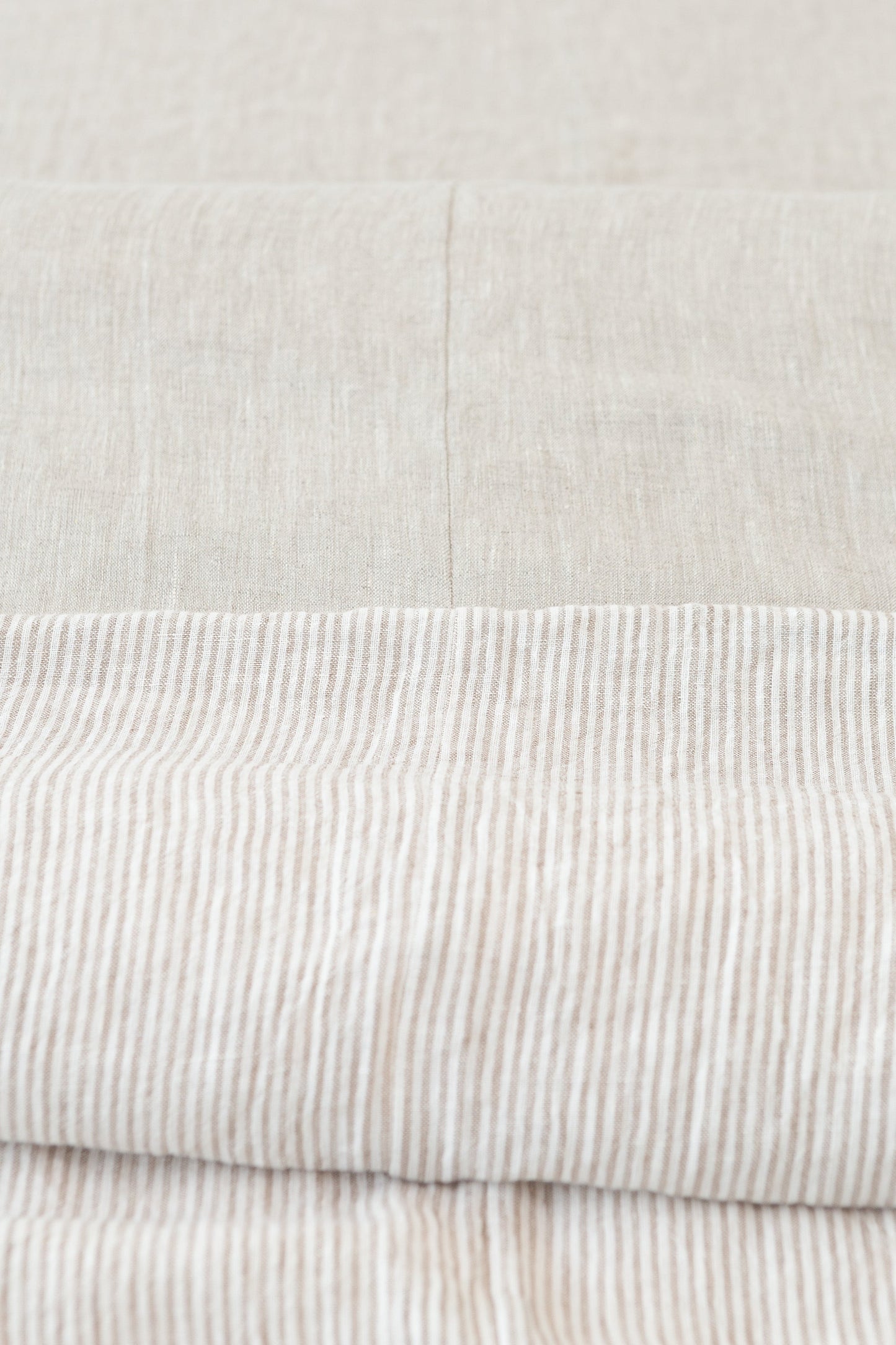 Pellavavuodevaatesetti - luonnonvaalea ja raidallinen beige, kaksipuolinen