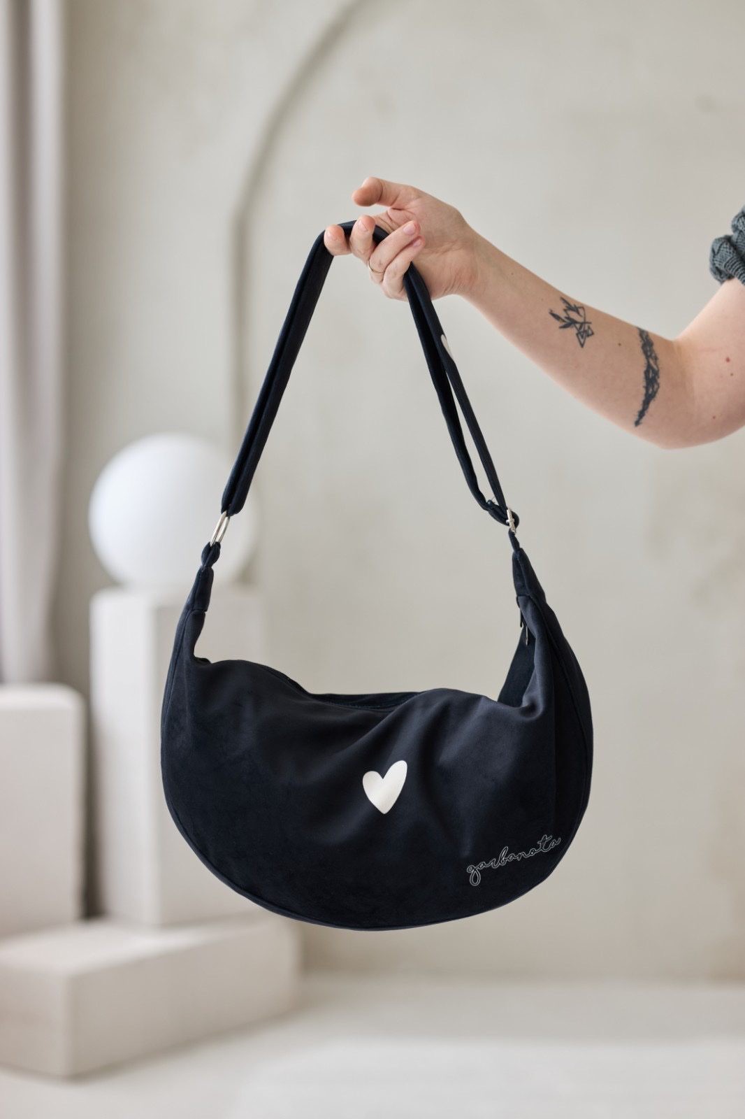 Hobo Bag Heart - Black